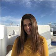 Me dedico a la enseñanza y me estoy formando en ello. Me encanta enseñar y ayudar a los pequeños en sus estudios, ver como logran sus objetivos y superan sus tengo problema en desplazarme para realizar las clases, aunque también estoy dis
